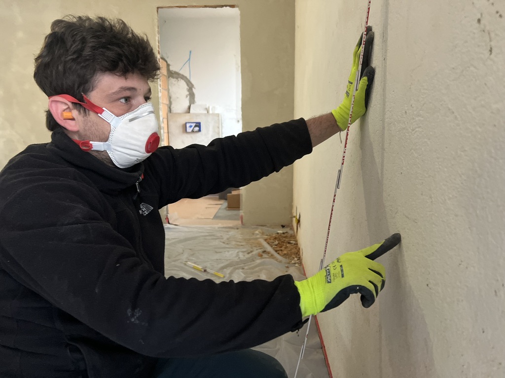 Elettricista professionale al lavoro in Ticino